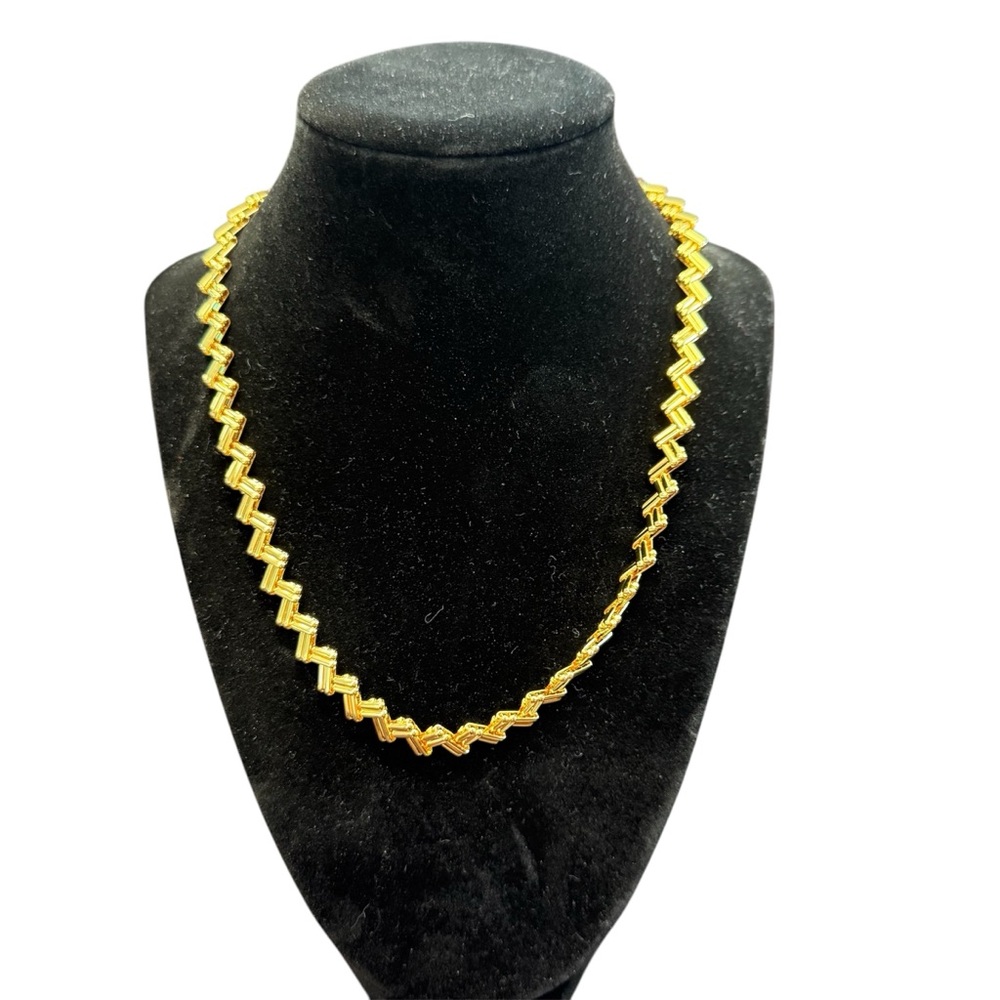 Avon  Goldtone Zigzag Chain Necklace size large NIB vintage 1992